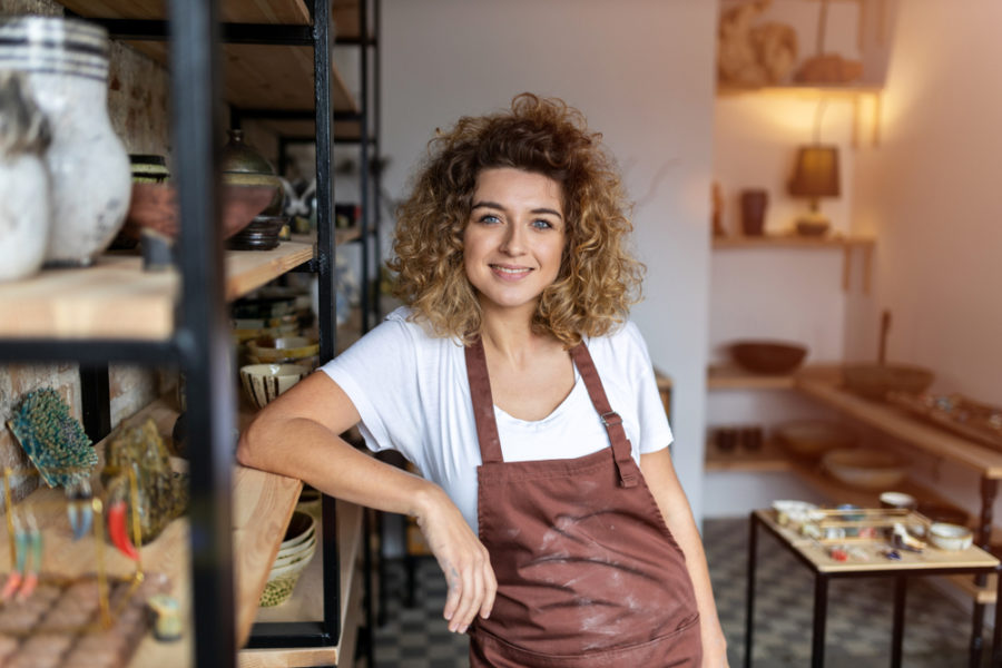 אישה בעלת עסק אשר לקחה איש שיווק דיגיטלי